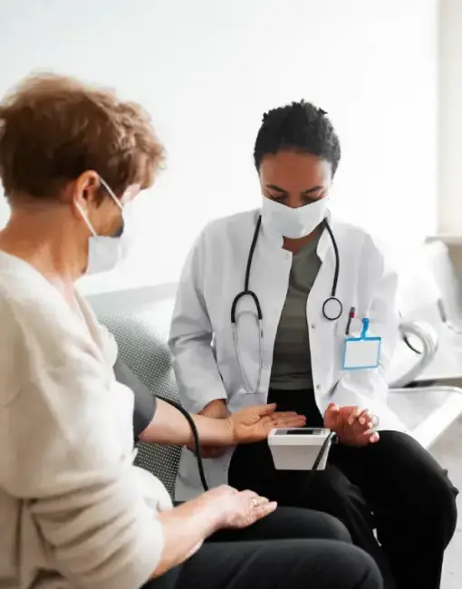 female-doctor-having-discussion-male-patient-surgery-has-62842417 (4)